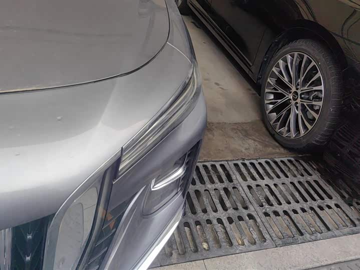 Фото 5 - Hongqi H5