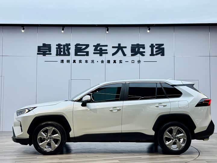 Фото 4 - Toyota RAV4