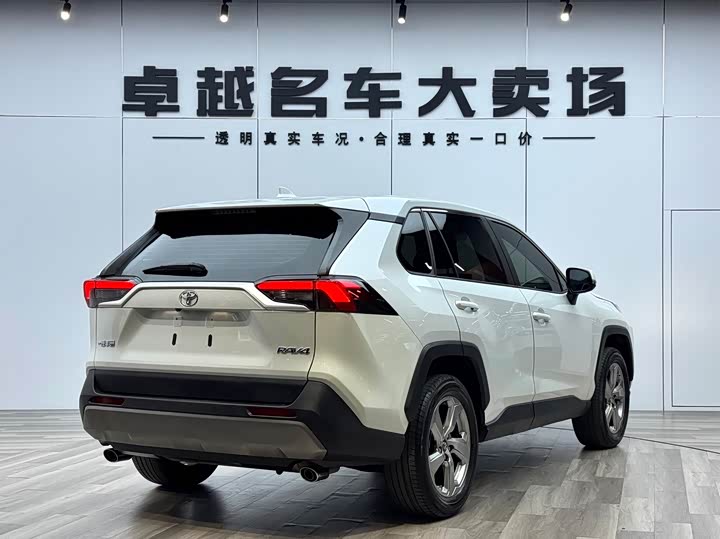 Фото 7 - Toyota RAV4