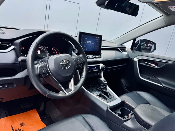 Фото 8 - Toyota RAV4