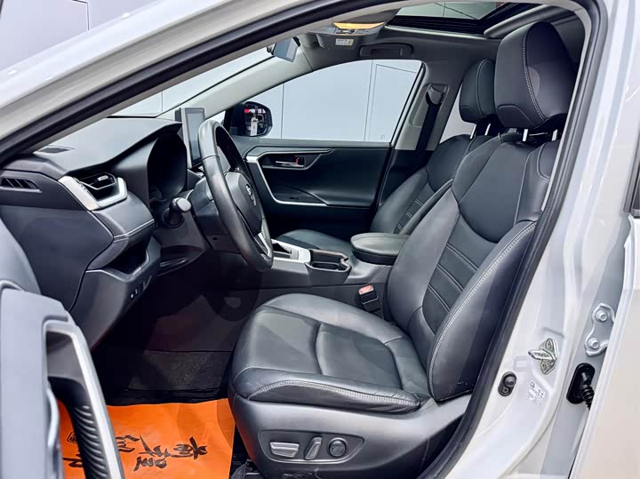 Фото 9 - Toyota RAV4