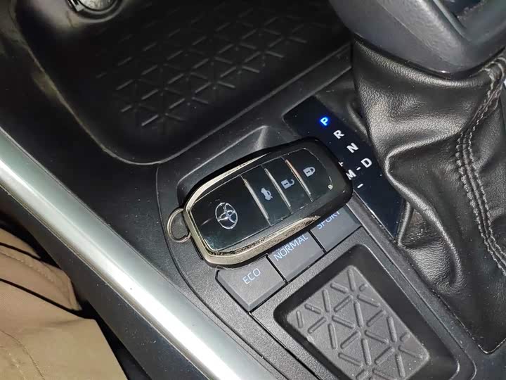 Фото 9 - Toyota Wildlander