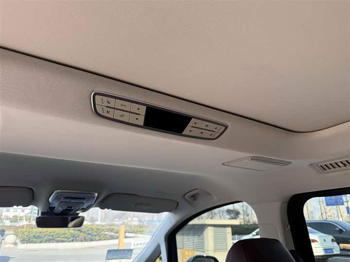 Фото 9 - Hongqi HQ9