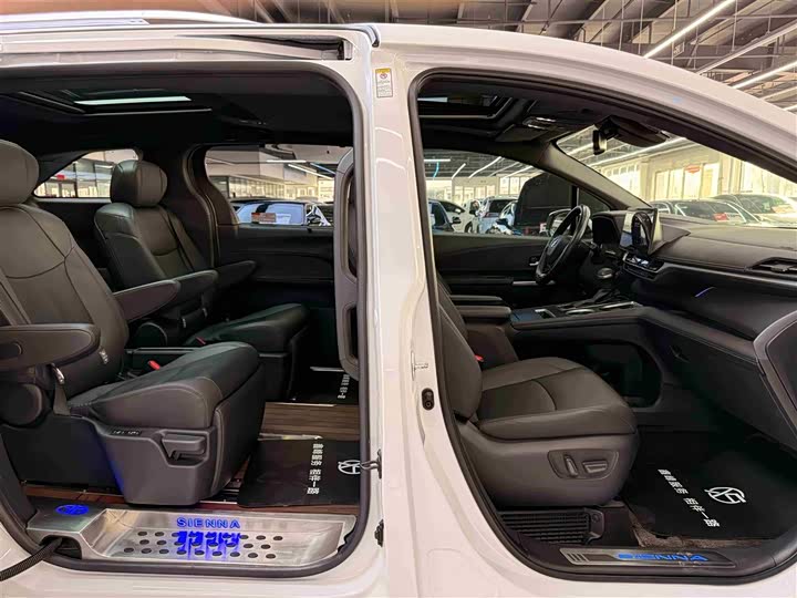 Фото 8 - Toyota Sienna