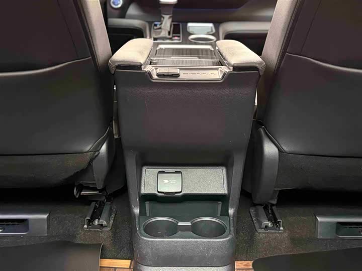 Фото 9 - Toyota Sienna