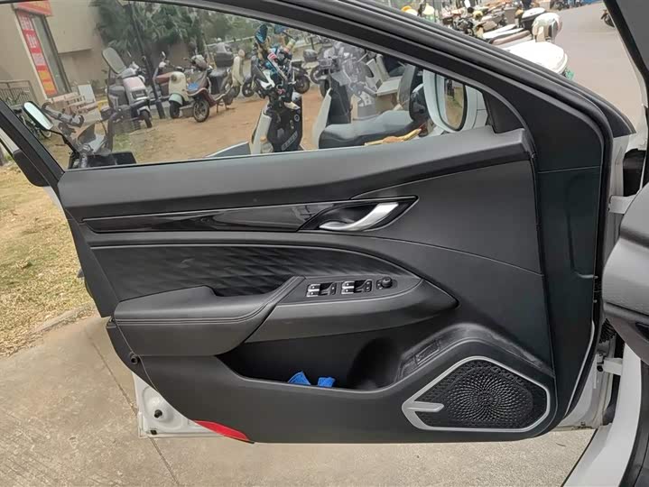 Фото 7 - Geely Emgrand GT