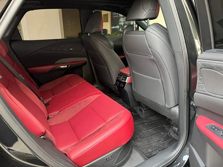 Фото 9 - Lexus RX