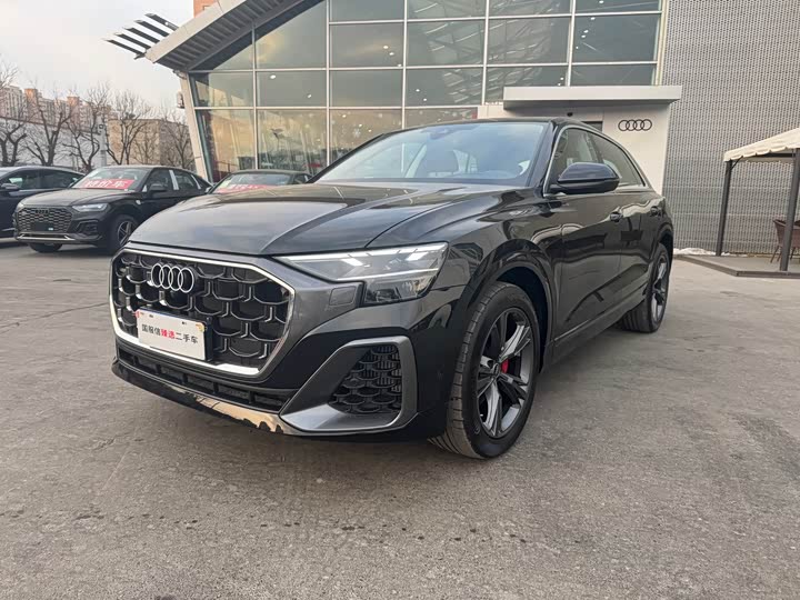 Фото 1 - Audi Q8