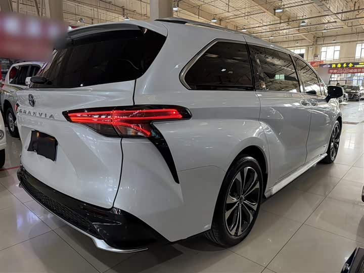 Фото 8 - Toyota Granvia