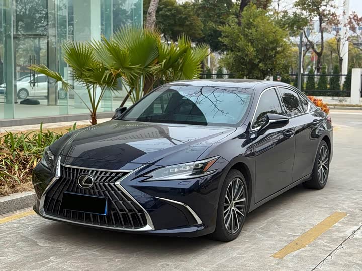 Фото 1 - Lexus ES