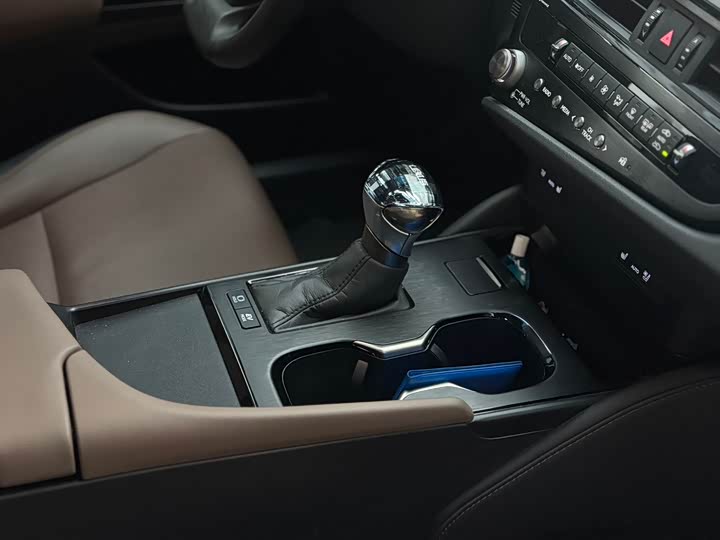 Фото 9 - Lexus ES