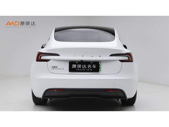 Фото 4 - Tesla Model 3