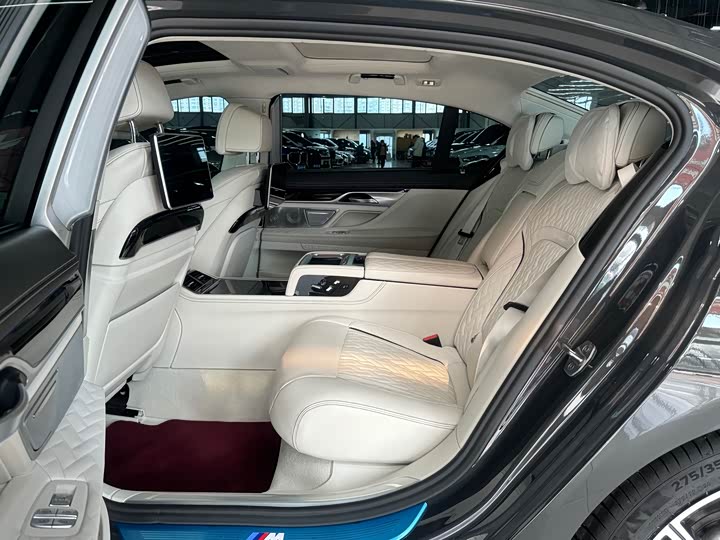 Фото 9 - BMW 7 Series