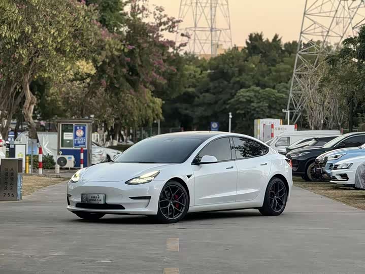 Фото 1 - Tesla Model 3