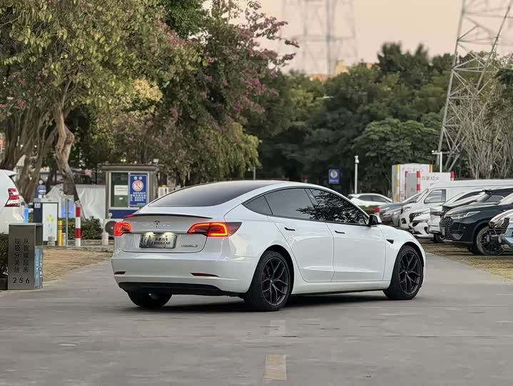 Фото 6 - Tesla Model 3