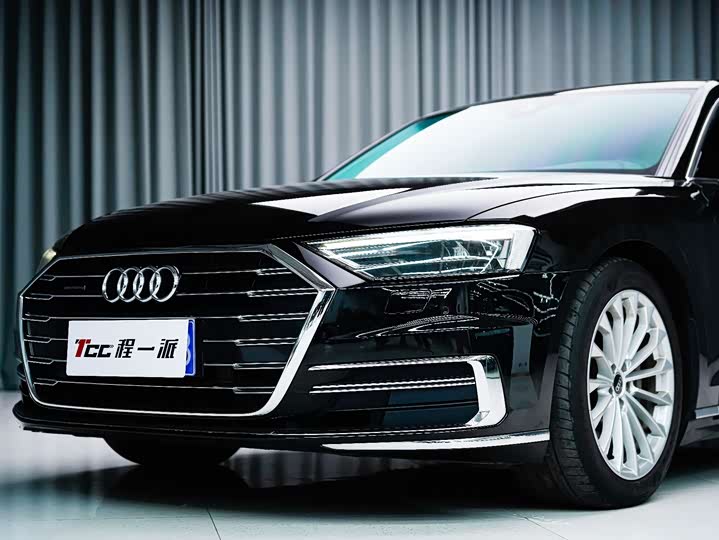 Фото 4 - Audi A8