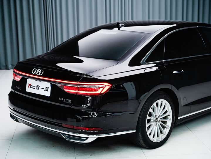 Фото 5 - Audi A8