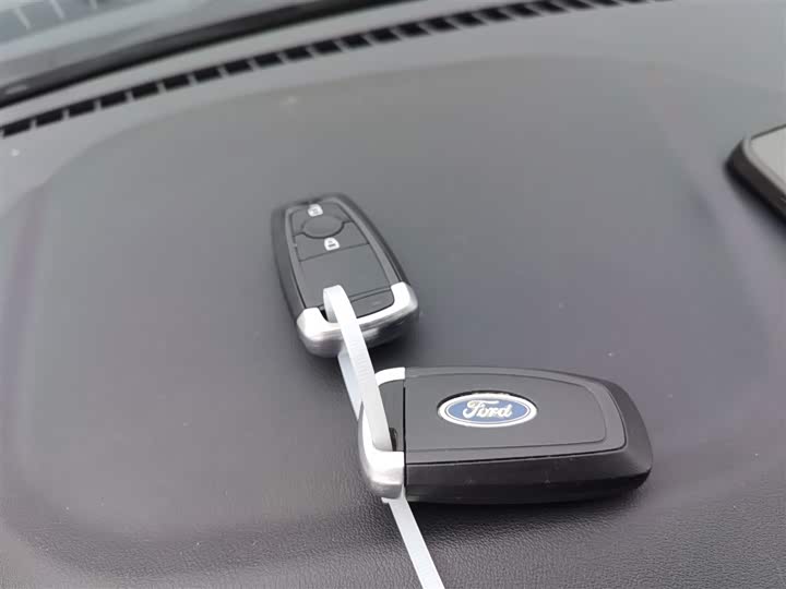 Фото 9 - Ford Escape