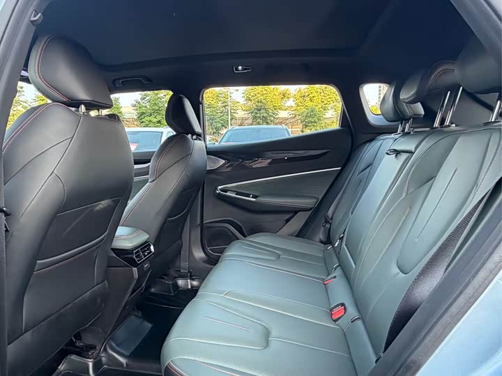 Фото 8 - Geely Atlas