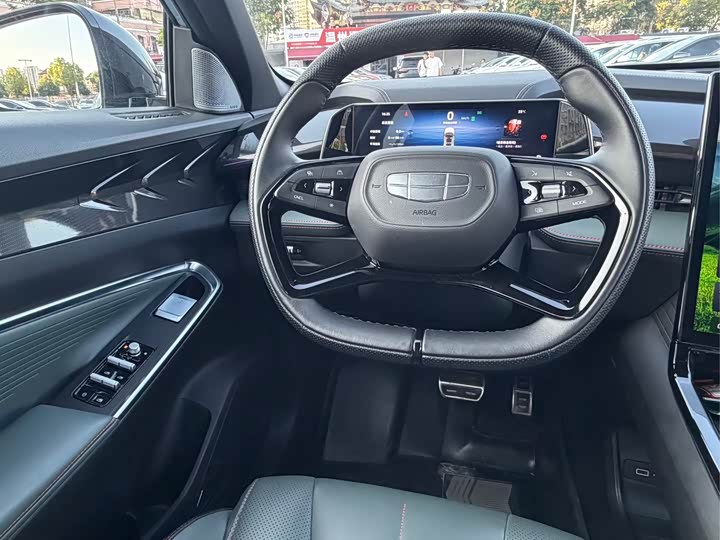 Фото 9 - Geely Atlas