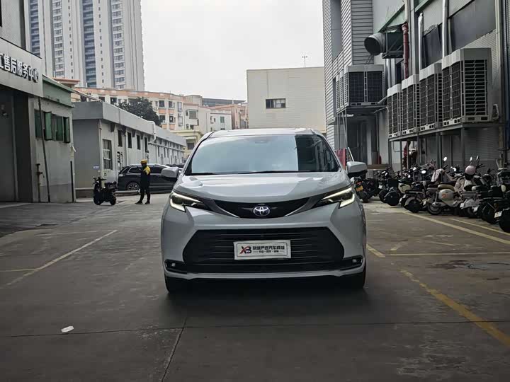 Фото 2 - Toyota Sienna