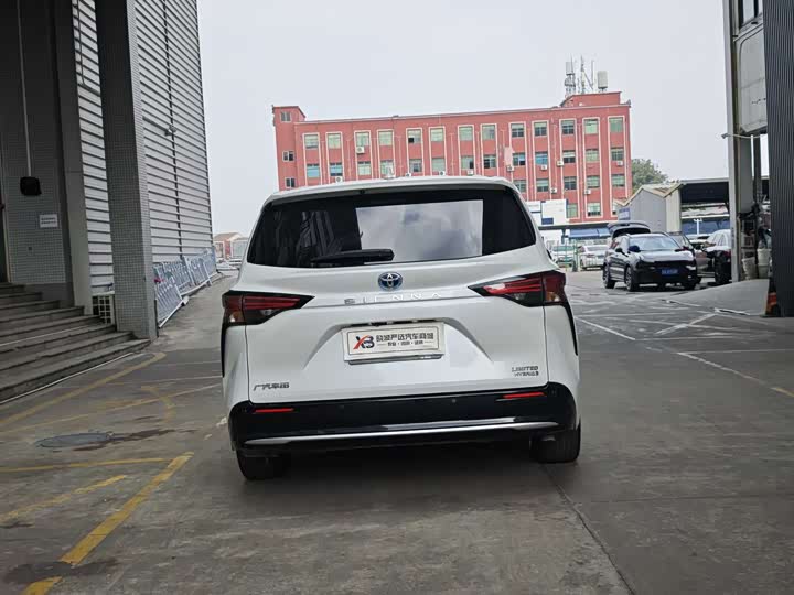 Фото 4 - Toyota Sienna