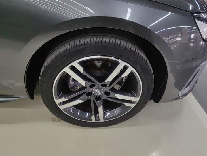 Фото 6 - Audi A4L