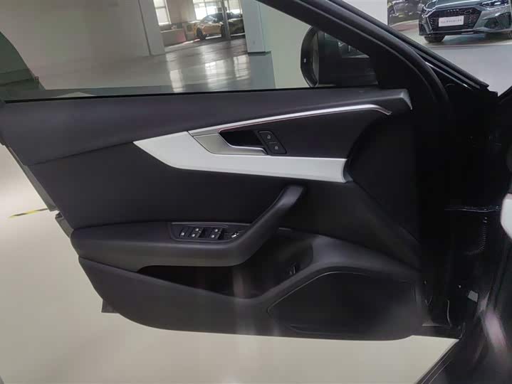 Фото 7 - Audi A4L