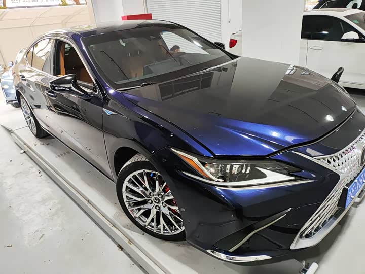 Фото 5 - Lexus ES
