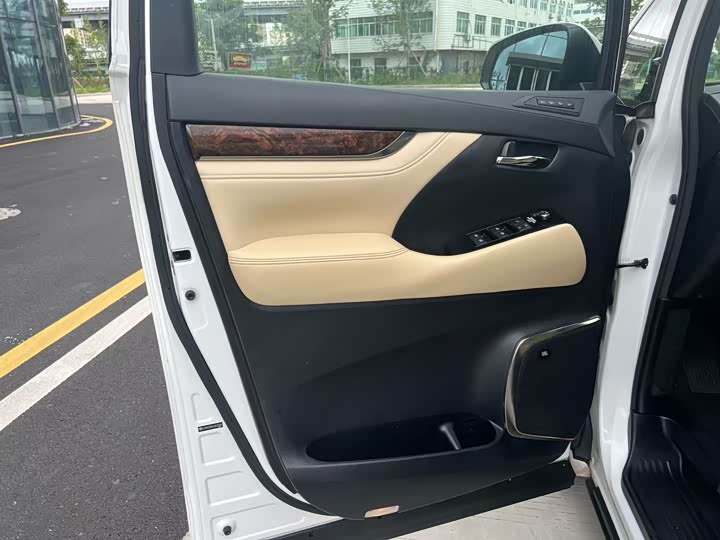 Фото 9 - Toyota Alphard