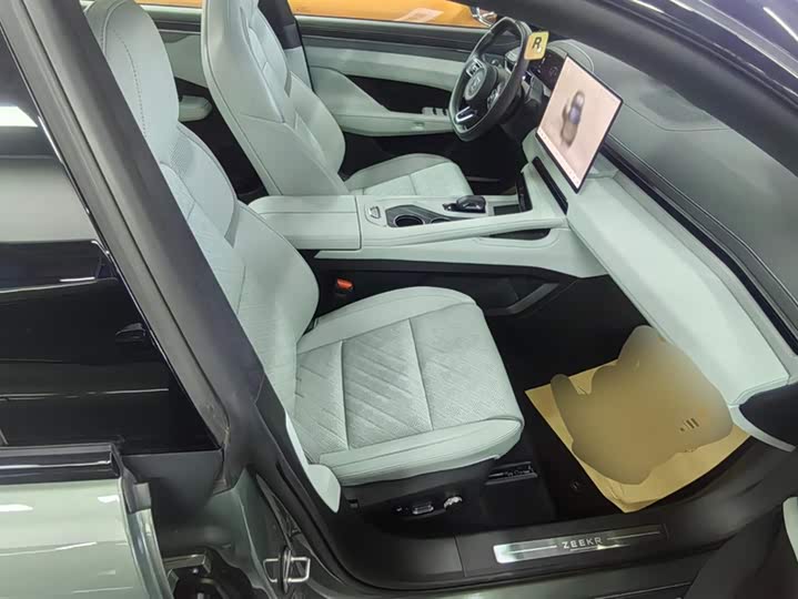 Фото 8 - Zeekr 001