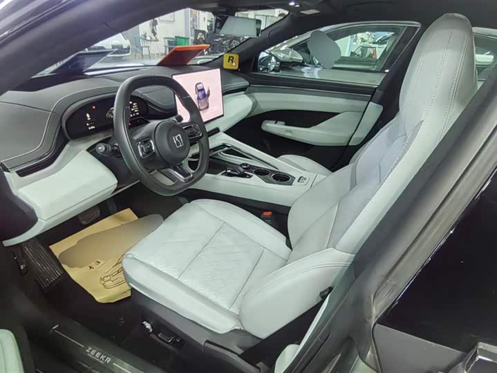 Фото 9 - Zeekr 001