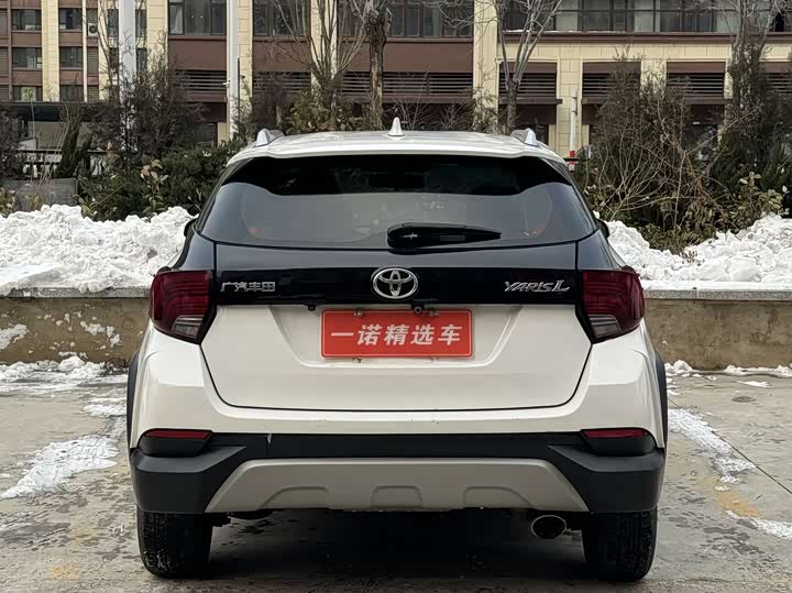 Фото 4 - Toyota Yaris L Hatchback