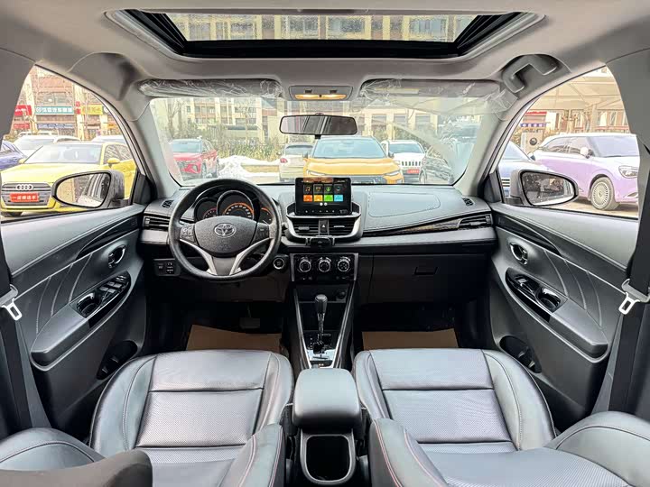 Фото 5 - Toyota Yaris L Hatchback