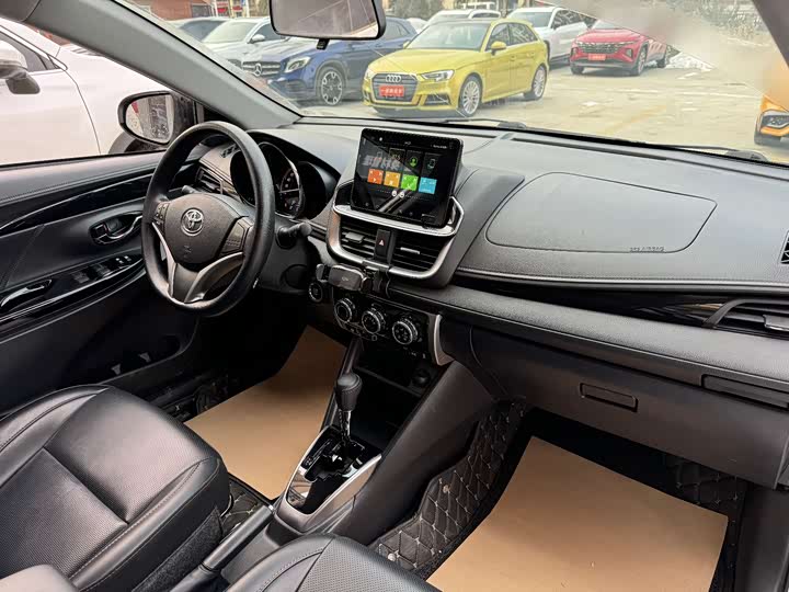 Фото 7 - Toyota Yaris L Hatchback