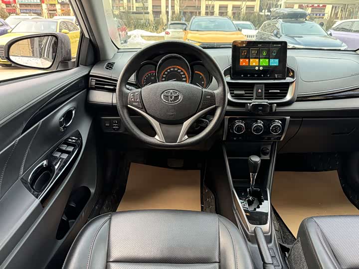 Фото 8 - Toyota Yaris L Hatchback