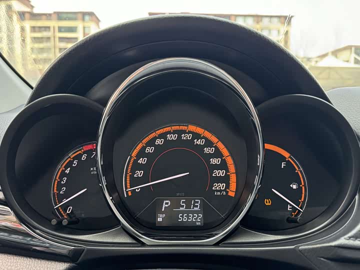 Фото 9 - Toyota Yaris L Hatchback