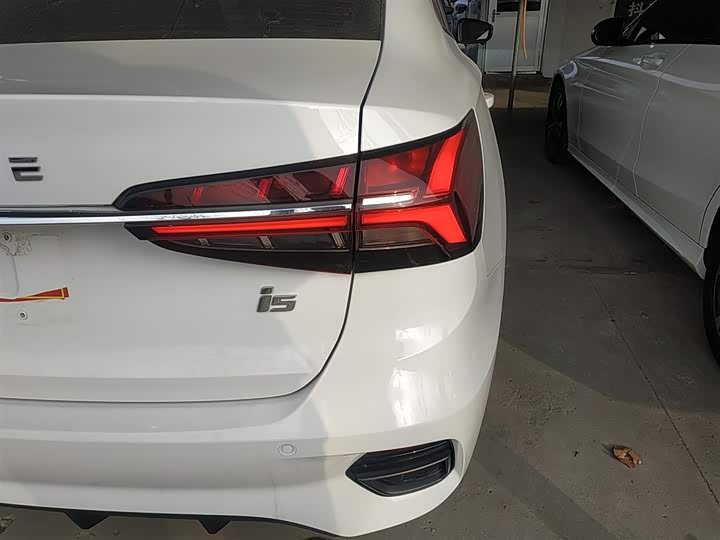 Фото 8 - Roewe i5