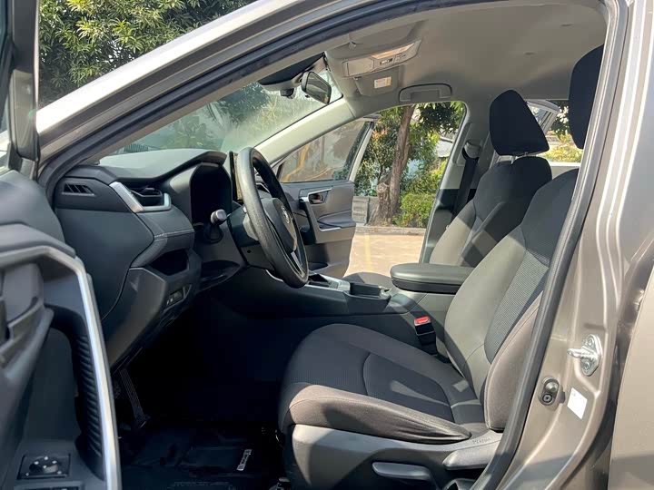 Фото 4 - Toyota RAV4