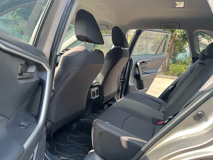 Фото 6 - Toyota RAV4