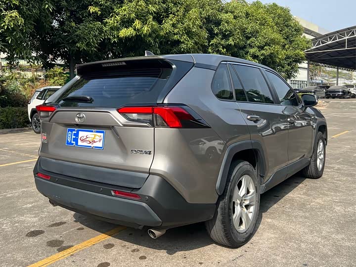 Фото 7 - Toyota RAV4