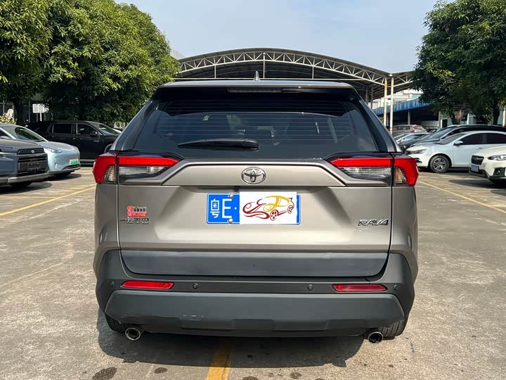 Фото 8 - Toyota RAV4