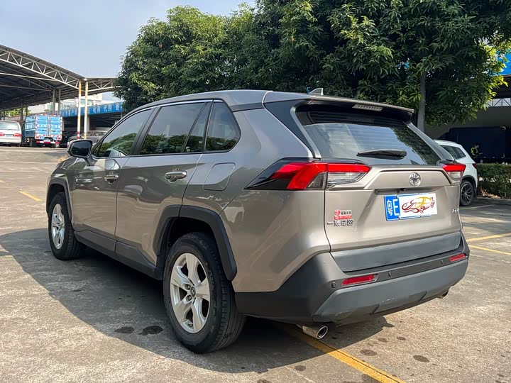 Фото 9 - Toyota RAV4