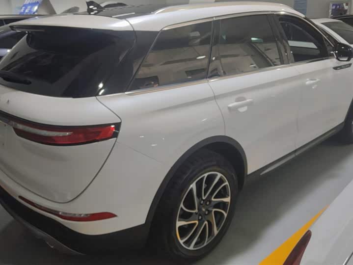 Фото 3 - Lincoln Corsair