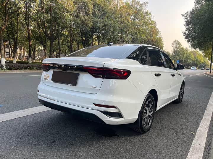 Фото 9 - Geely Emgrand