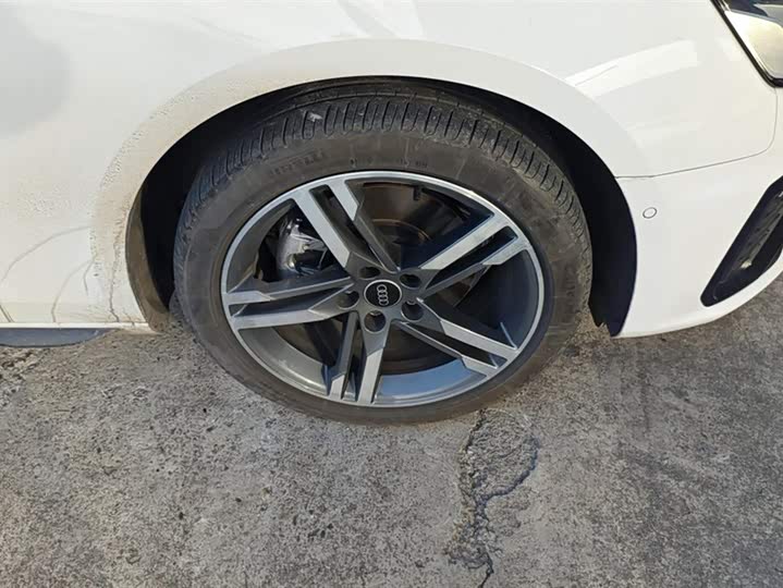 Фото 6 - Audi A4L