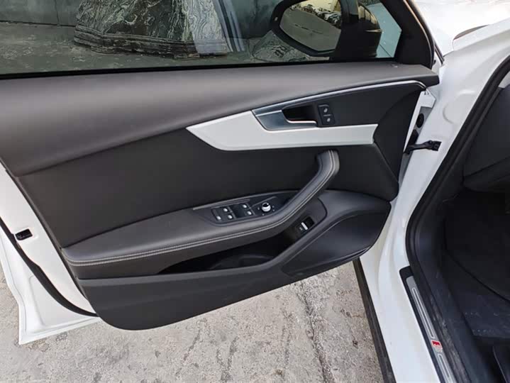 Фото 7 - Audi A4L