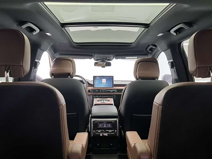 Фото 6 - Lincoln Aviator