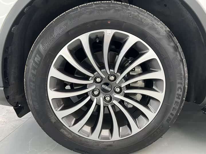 Фото 7 - Lincoln Aviator