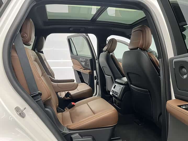 Фото 8 - Lincoln Aviator